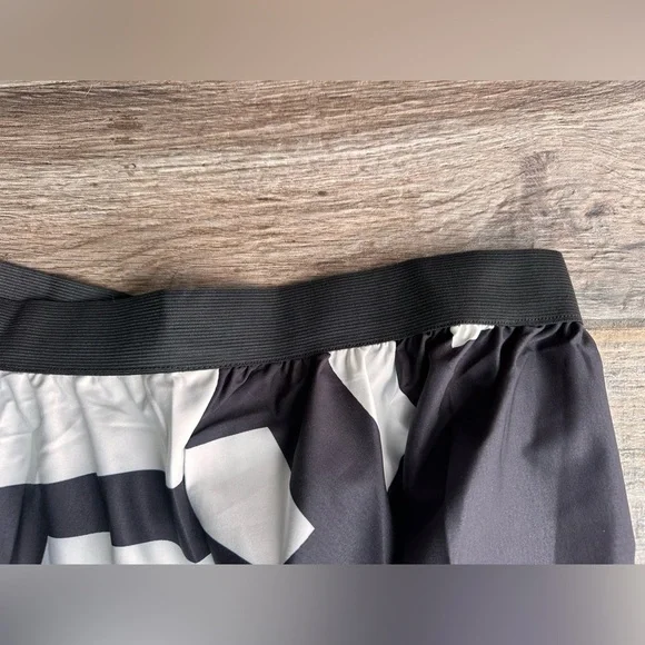 Plus Black and White Geo Print Flare Skirt Sz 5xl - Picture 3 of 7